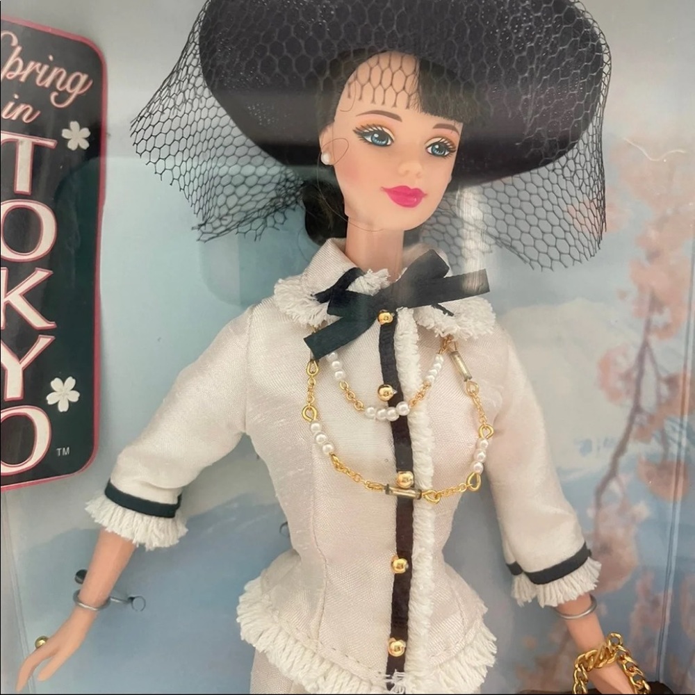 City Seasons Collection: Spring in Tokyo Barbie - Picture 4 of 12